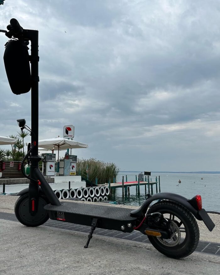 E Scooter mit Straßenzulassung, ABE Elektroroller Belastung bis 120kg, 30 km Reichweite, LED, 20km/h, 350W Motor, 8,5 Zoll Wabenreifen,Duales Bremssystem E Roller für Erwachsene
